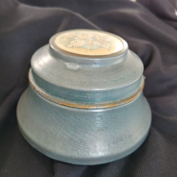 1930s /40s Lidded Aluminum Powder Puff Trinket Music Box Courting Couple 4x2.5" - Picture 2 of 6